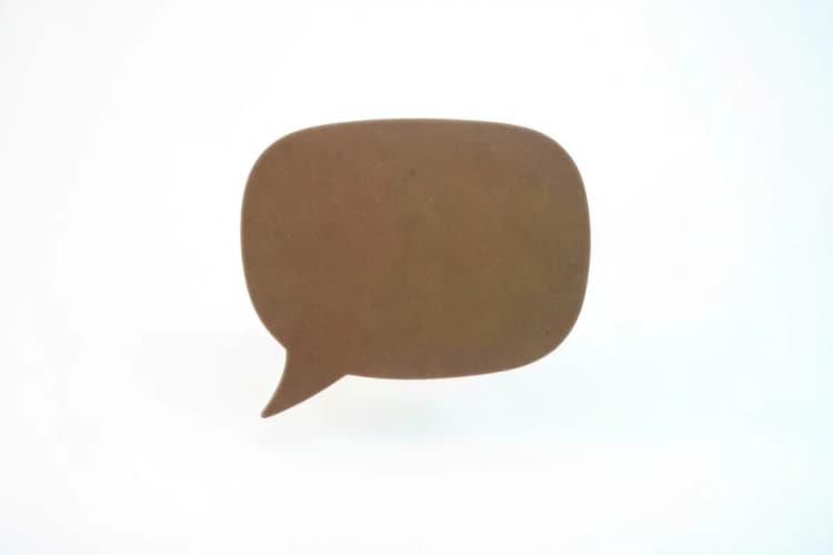 Um balão de fala com um símbolo de interrogação dentro, flutuando sobre um fundo branco.