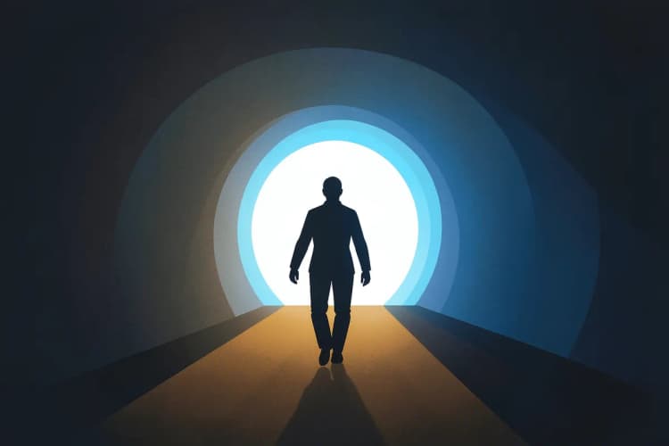pessoa caminhando em direção a uma luz no fim de um túnel