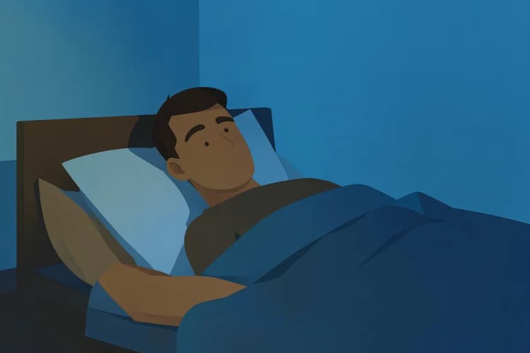 Homem deitado na cama com olhar vago, em um quarto com pouca luz